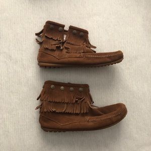 Minnetonka moccasins | 9 | brown